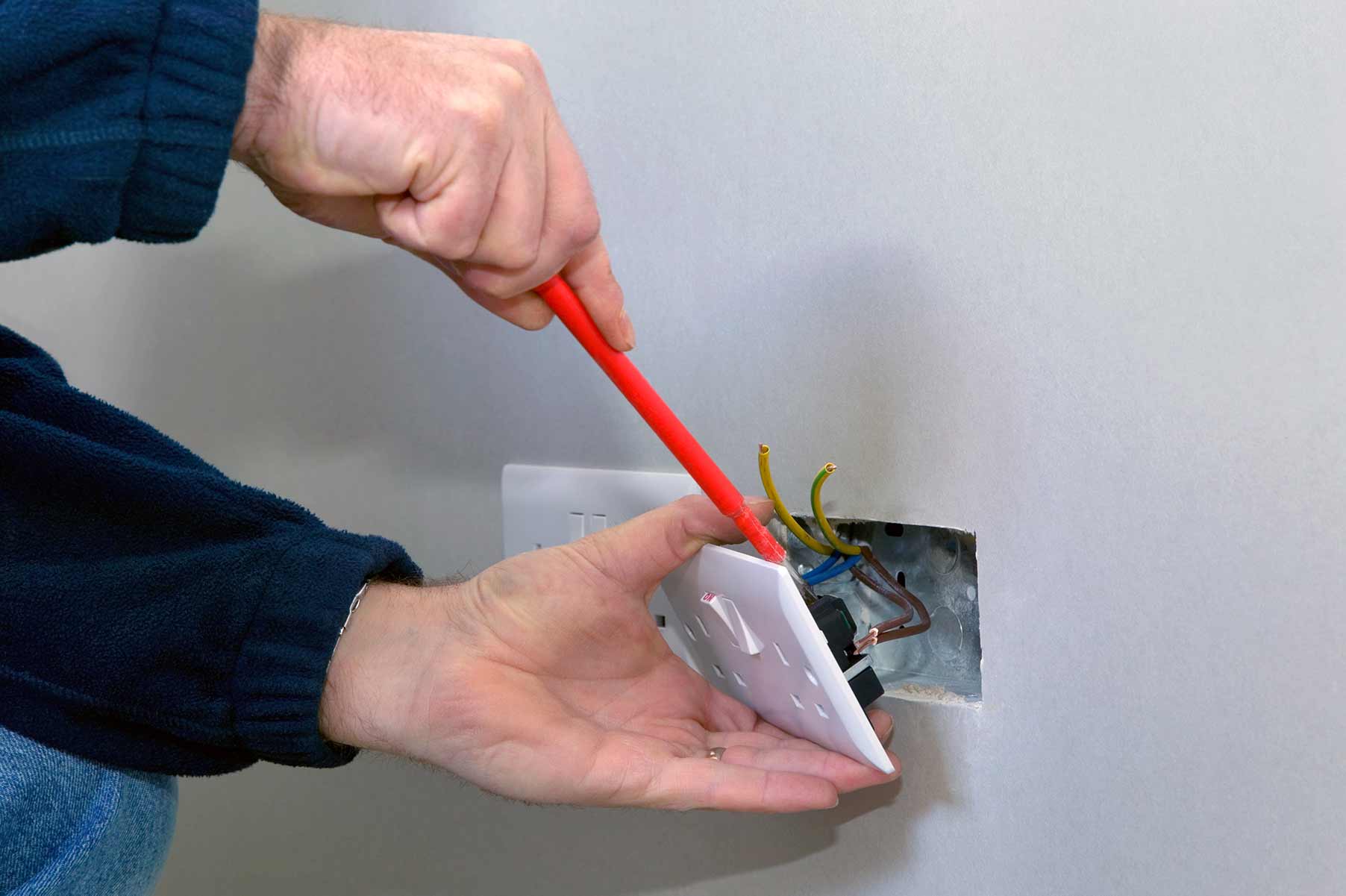 Our electricians can install plug sockets for domestic and commercial proeprties in Watford and the local area. 